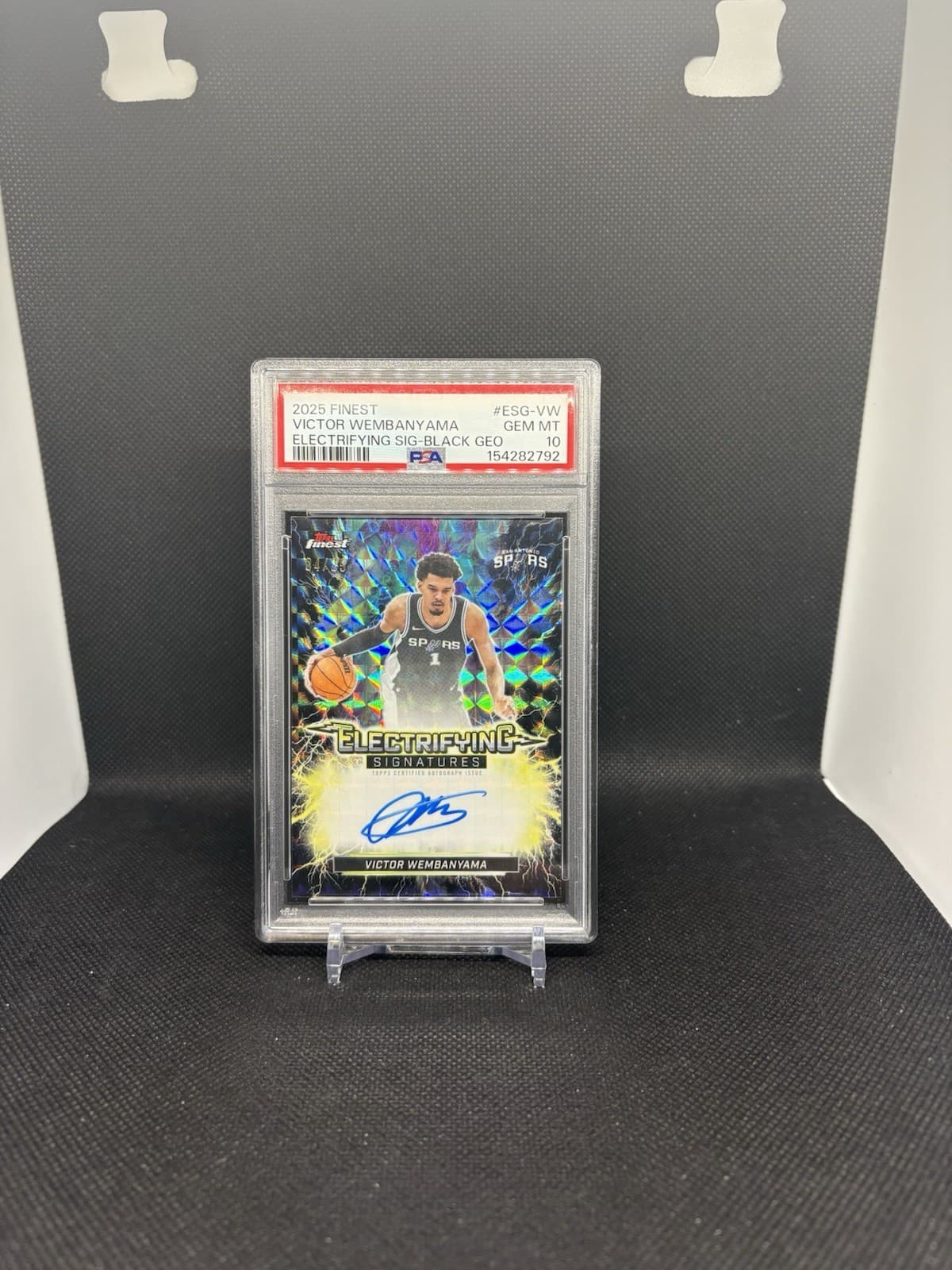 2025-26 Finest Victor Wembanyama Electrifying Black Geomet Auto # 04/25 PSA 10