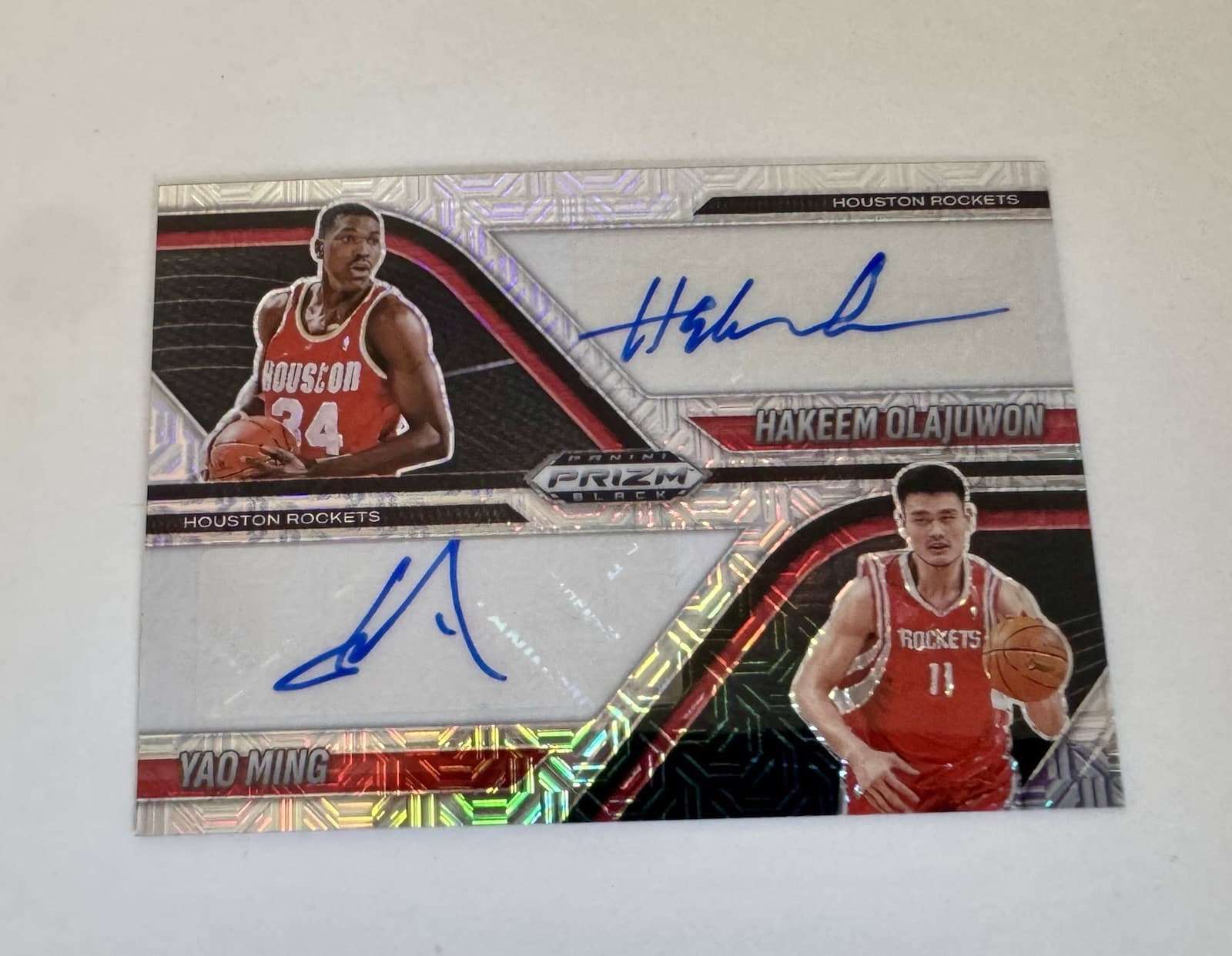 2024-25 Panini Prizm Black Mojo Hakeem Olajuwon / Yao Ming #/25 Dual Auto