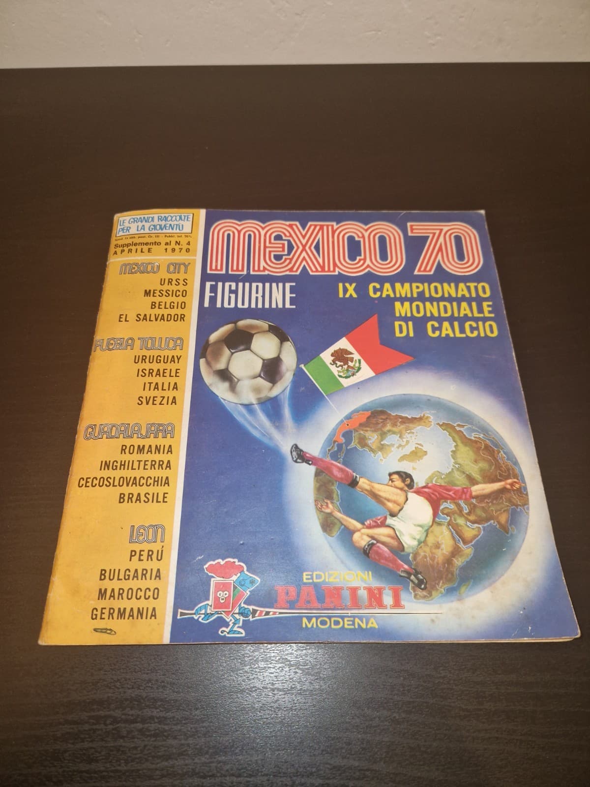 Mexico 70 Sandwich Footballer Figurine Album With 18 Shields And Flags